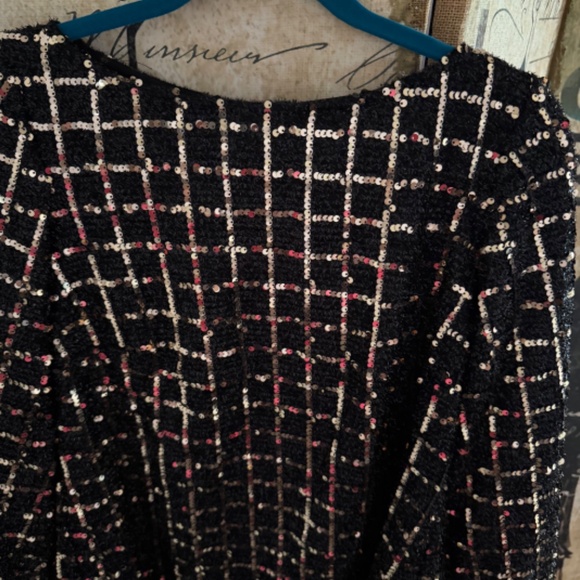 High/Low Sequin Top, Black & Gold, L/S Size M - Picture 2 of 4
